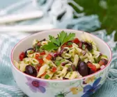 Nudelsalat mit Tomaten und Oliven (vegan)