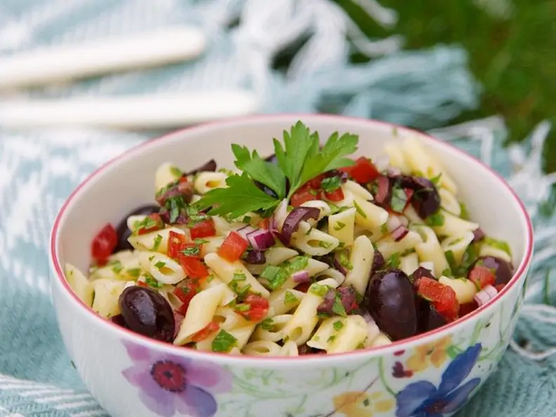 Nudelsalat mit Tomaten und Oliven (vegan)