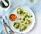 Ravioli mit Ricotta, Pesto und Kürbispüree