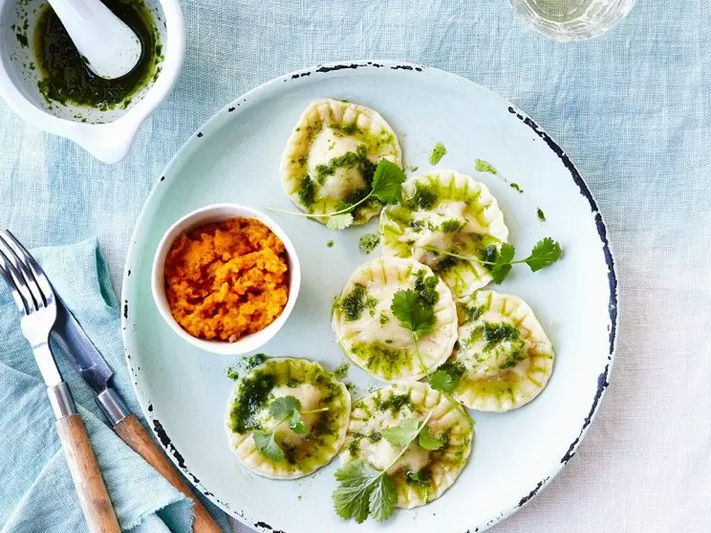 Ravioli mit Ricotta, Pesto und Kürbispüree