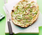 Flammkuchen mit Spargel und Nüssen
