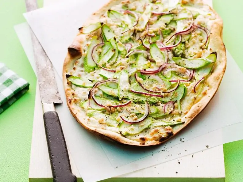 Flammkuchen mit Spargel und Nüssen