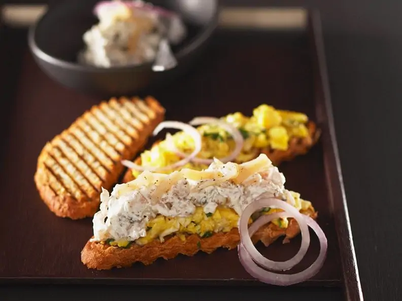 Rühreibrot mit Räucherfischsalat