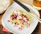 Handkäse, mariniert mit Zwiebeln und Kümmel