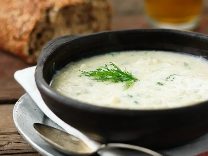 Zwiebelsuppe mit Dill