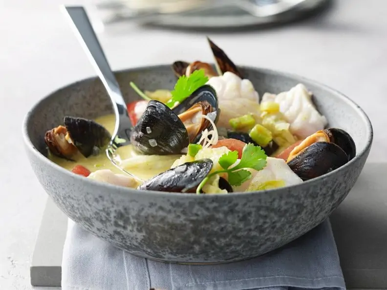Kokossuppe mit Fisch