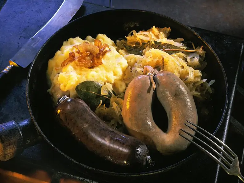 Leber- und Blutwurst mit Püree und Sauerkraut
