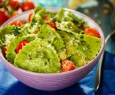 Gefüllte Kräuter-Ravioli mit Tomaten