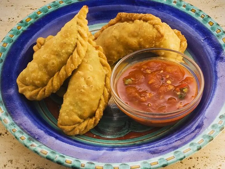 Empanadas mit Hackfüllung und Salsa