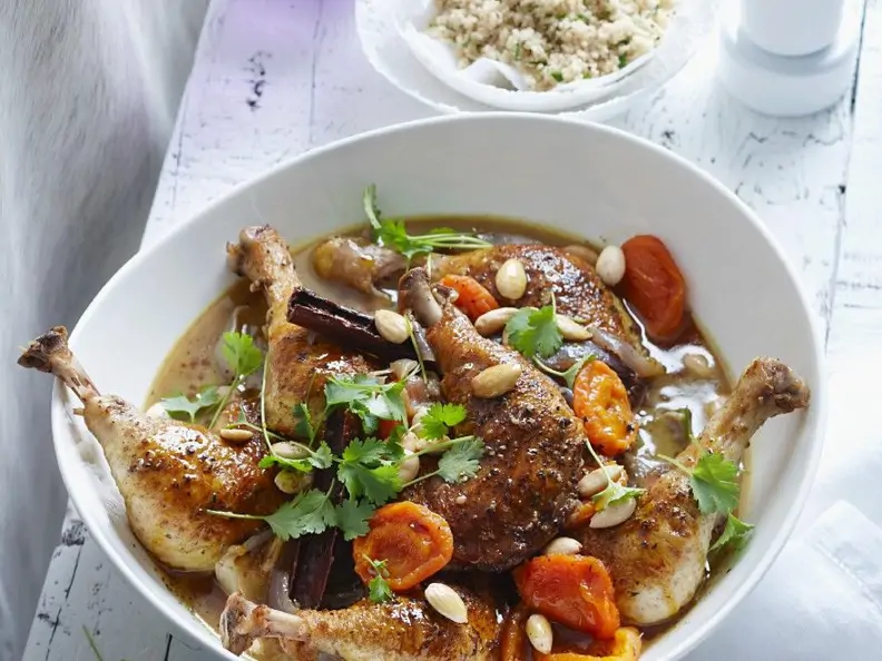 Tajine mit Hähnchen, Zimt, Aprikosen und Mandeln