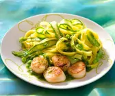 Pasta mit Muscheln, Pesto und Spargel