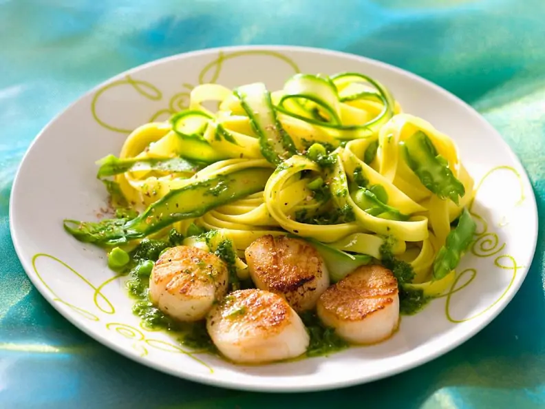 Pasta mit Muscheln, Pesto und Spargel