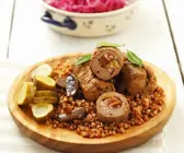 Rinderrouladen gefüllt mit Pilzen und Speck auf Buchweizen