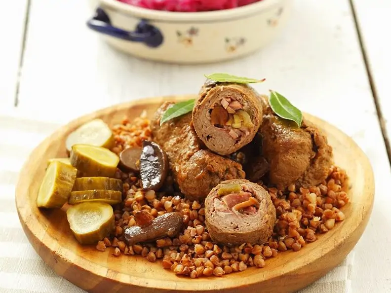 Rinderrouladen gefüllt mit Pilzen und Speck auf Buchweizen