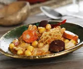 Kutteln mit Wurst und Kichererbsen
