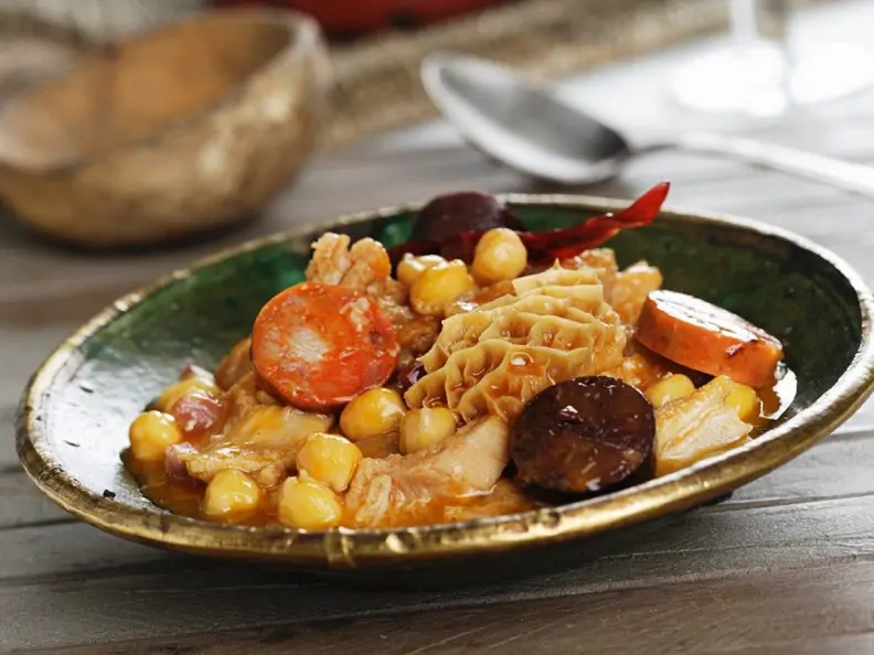 Kutteln mit Wurst und Kichererbsen