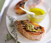 Kalbskotelttes vom Grill mit Kapern-Vinaigrette