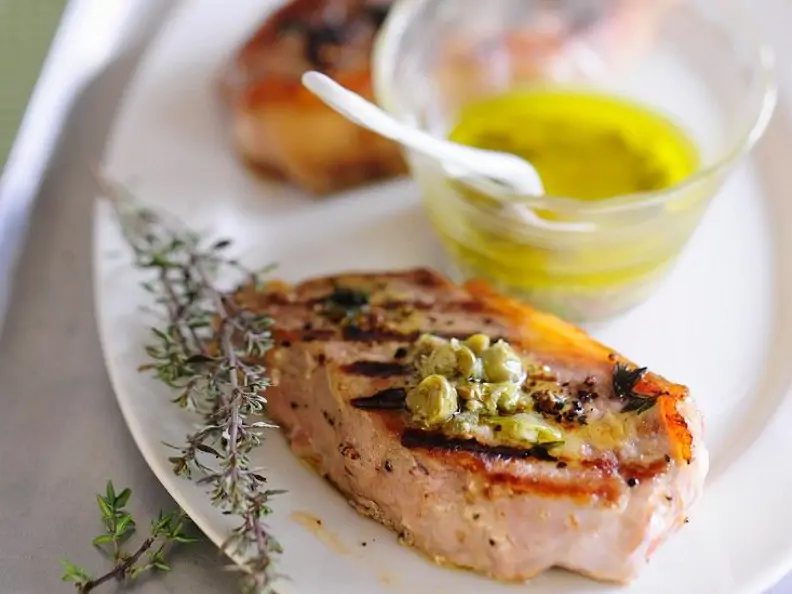 Kalbskotelttes vom Grill mit Kapern-Vinaigrette