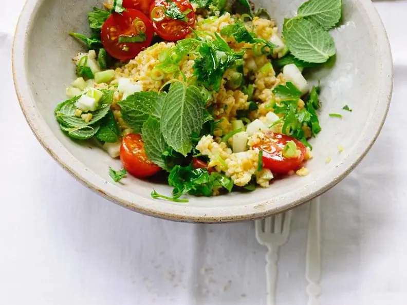 Bulgursalat mit Tomaten und Gurke