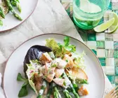 Salatteller mit Spargel, Lachs und Toast