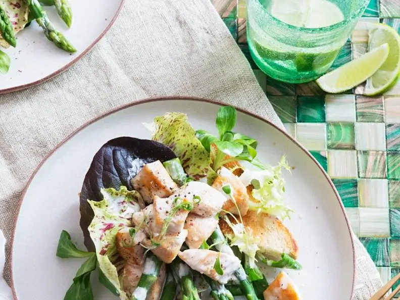 Salatteller mit Spargel, Lachs und Toast