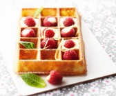 Waffel mit Zitronensauce und Beeren