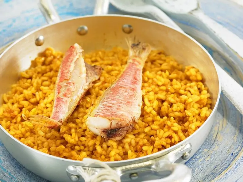 Safran-Curry-Reis mit Rotbarben