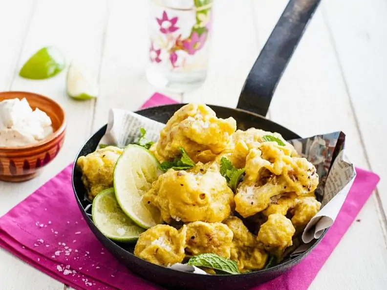 Blumenkohl-Pakoras mit Minze und Limette