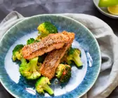 Lachs mit Sesamkruste und Brokkoli
