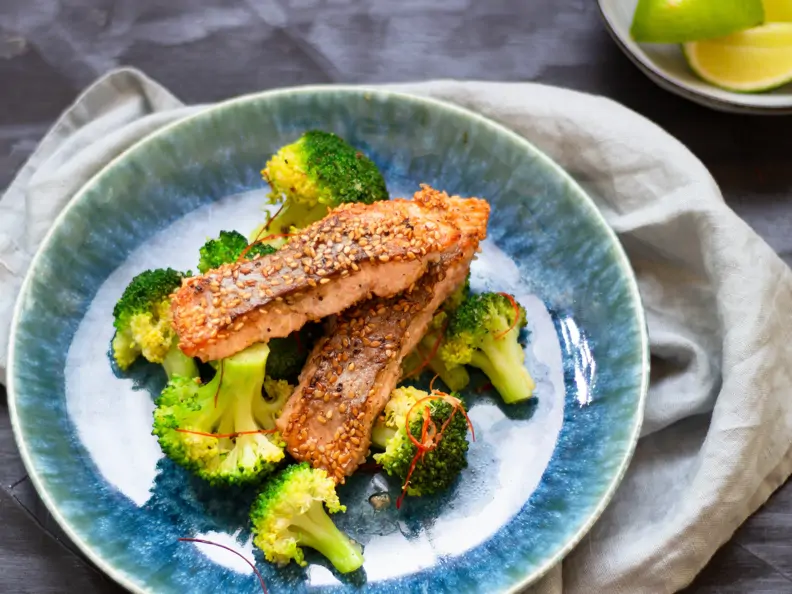 Lachs mit Sesamkruste und Brokkoli