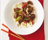 Rindfleisch-Gemüse-Wok mit Nudeln