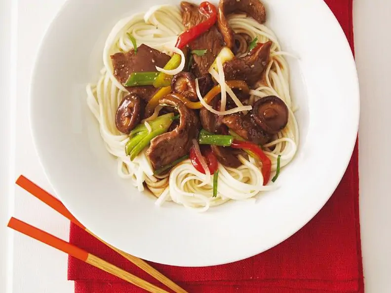 Rindfleisch-Gemüse-Wok mit Nudeln