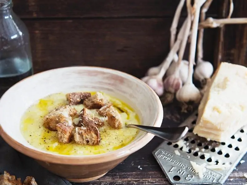 Knoblauchsuppe mit Croutons