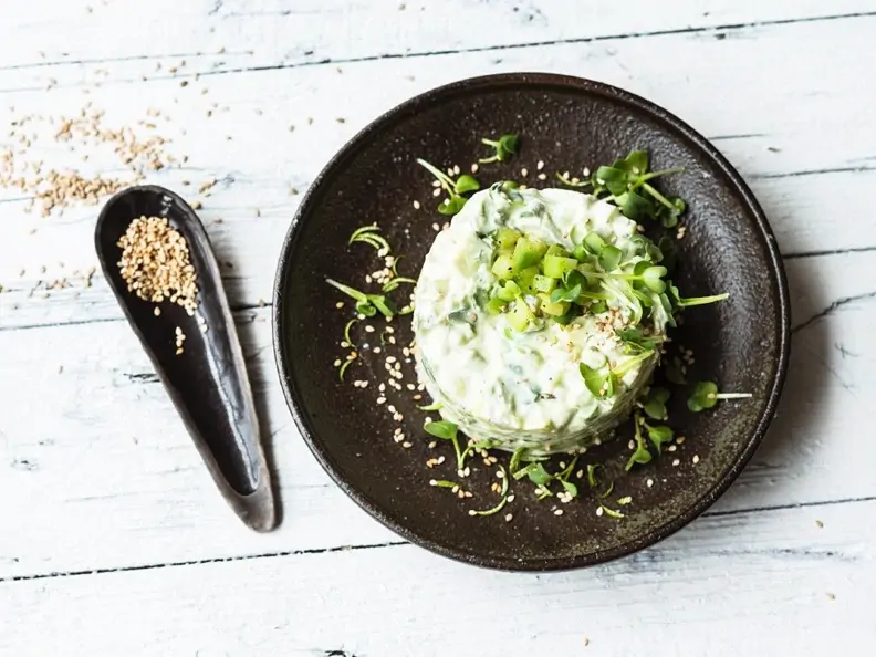 Avocado-Tatar mit Gurke