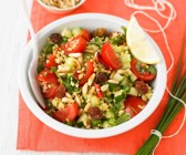 Couscoussalat mit Rosinen und Kirschtomaten
