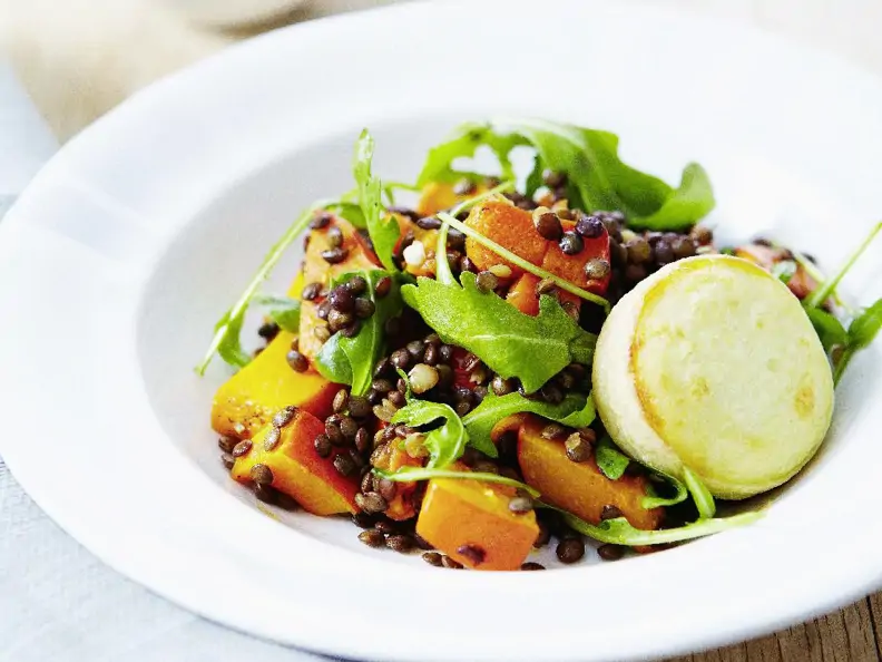 Linsensalat mit Kürbis und gebackenem Ziegenkäse