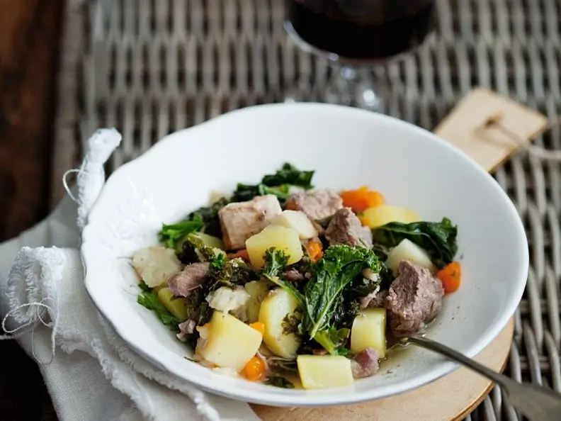 Eintopf mit Rind, Kohl und Gemüse