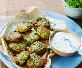 Kichererbsenbratlinge mit Joghurt-Minz-Dip