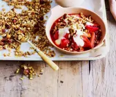 Erdbeer-Rhabarberkompott mit Knuspermüsli