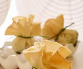 Frittierte Teigtaschen mit Artischocke gefüllt