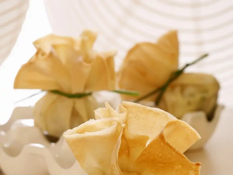 Frittierte Teigtaschen mit Artischocke gefüllt
