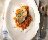 Zander mit Paprika-Sauerkraut und Rieslingsauce