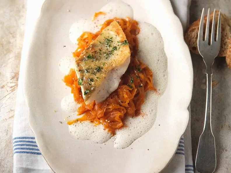 Zander mit Paprika-Sauerkraut und Rieslingsauce