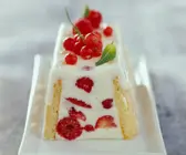 Terrinen mit Beeren und Löffelbiskuit