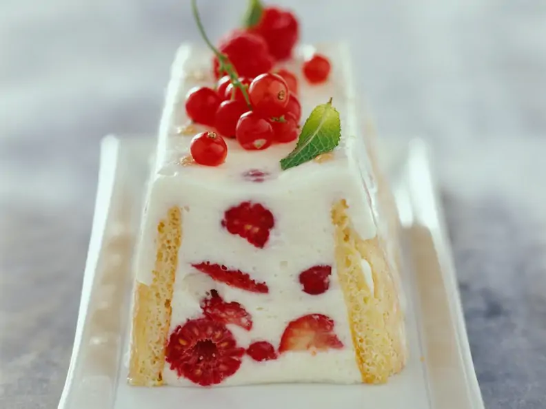 Terrinen mit Beeren und Löffelbiskuit