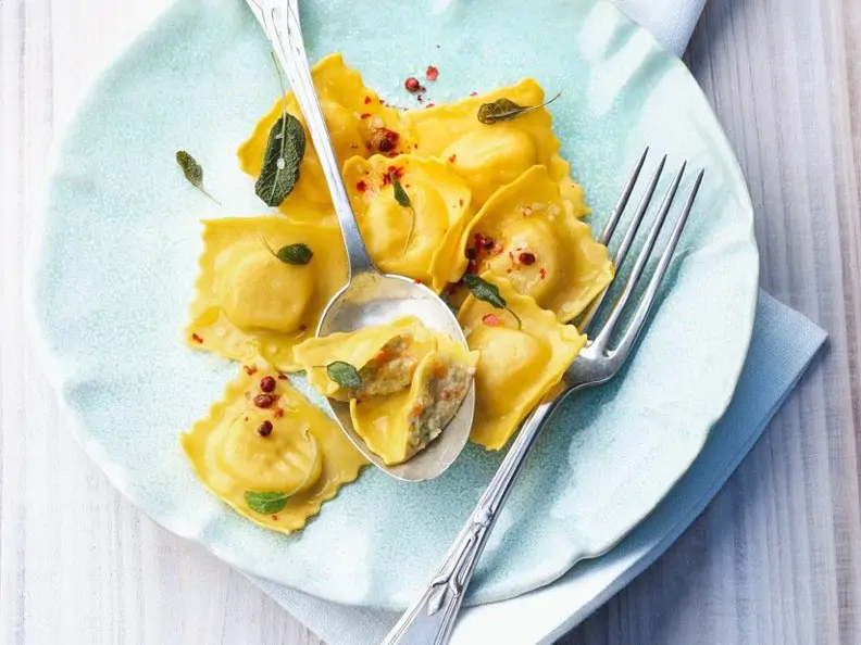 Gefüllte Teigtaschen mit Salbeibutter