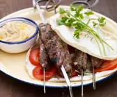 Lammkebab mit Tomaten, Zwiebel und Pitabrot