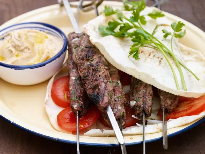 Lammkebab mit Tomaten, Zwiebel und Pitabrot