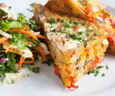 Gebackenes Panino mit Mozzarella, Tomate und Olive