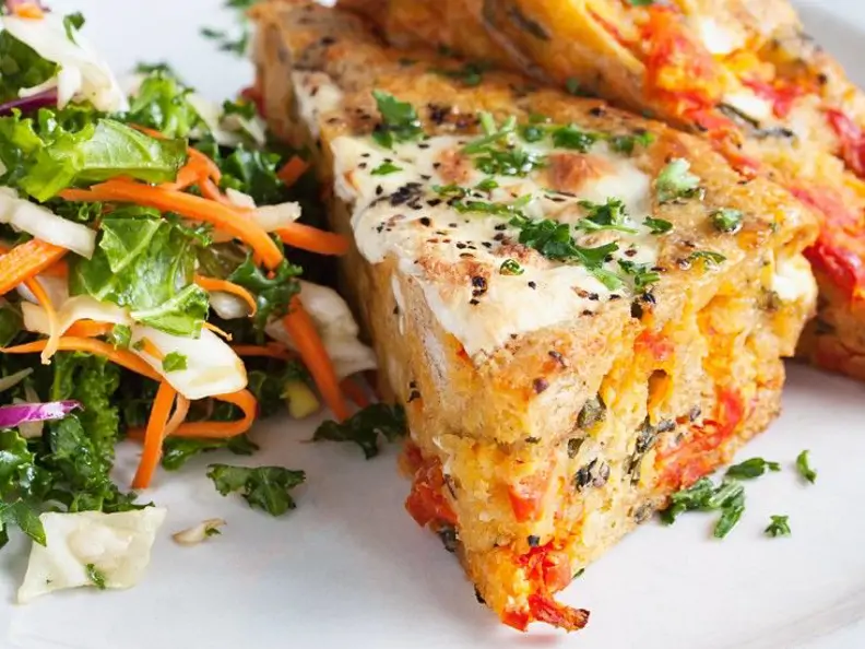 Gebackenes Panino mit Mozzarella, Tomate und Olive